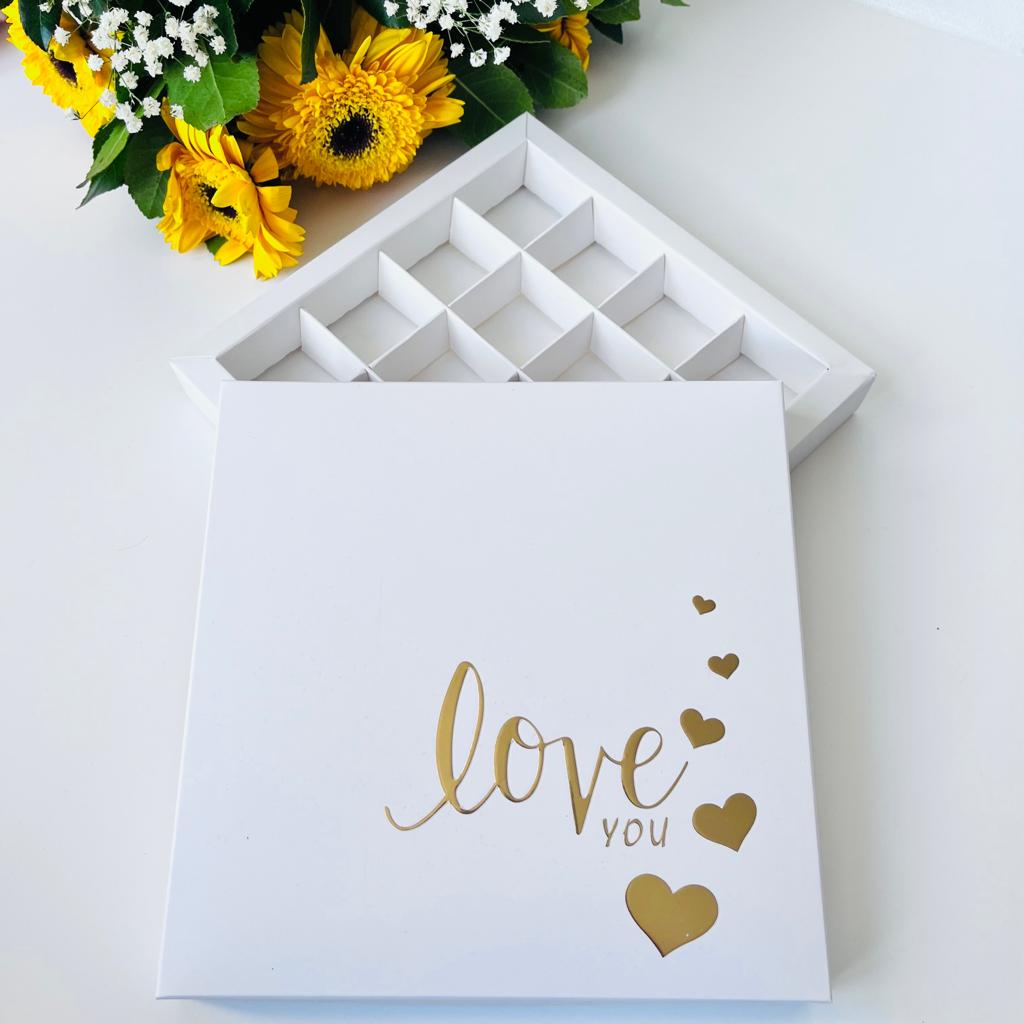 16 Bölmeli Bonbon Çikolata Kutusu Gold Yaldız-Love — galeri görseli