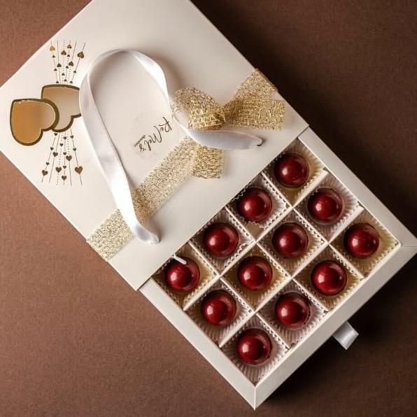 16 Bölmeli Çanta Model Bonbon Çikolata Kutusu-Kalp Gold Yaldız Baskı — galeri görseli