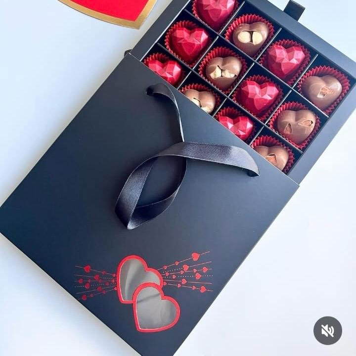16 Bölmeli Çanta Model Bonbon Çikolata Kutusu-Kalp Kırmızı Yaldız Baskı — galeri görseli