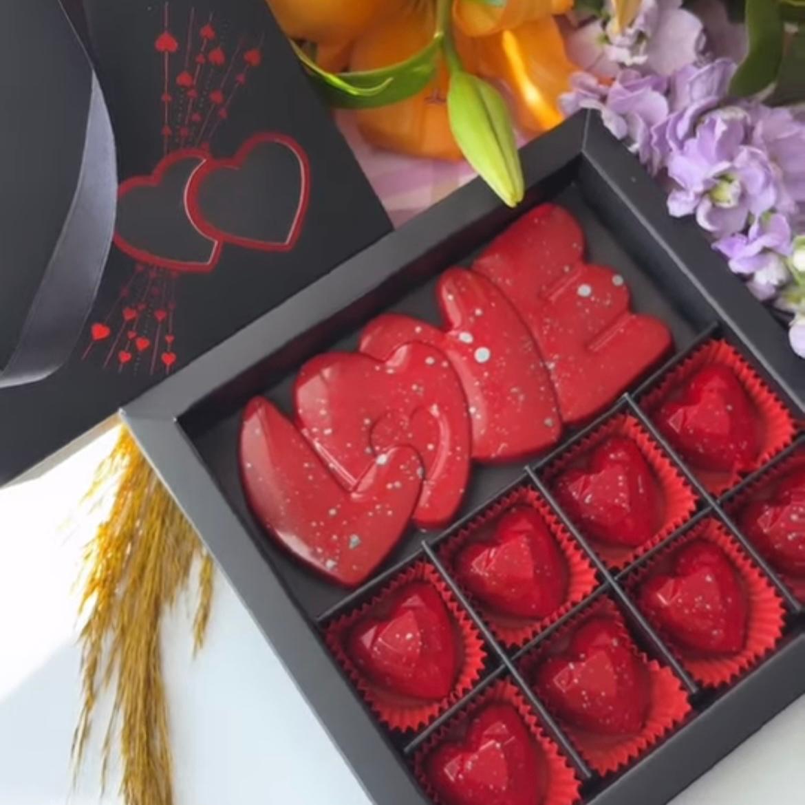 16 Bölmeli Çanta Model Bonbon Çikolata Kutusu-Kalp Kırmızı Yaldız Baskı — galeri görseli