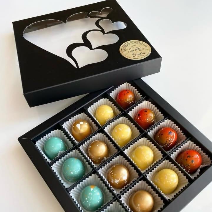 16 Bölmeli Kalp Tasarım Bonbon Çikolata Kutusu — galeri görseli