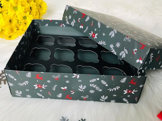 25x30x9 Karton Cupcake Kutusu Yılbaşı Desen 12'li — galeri görseli